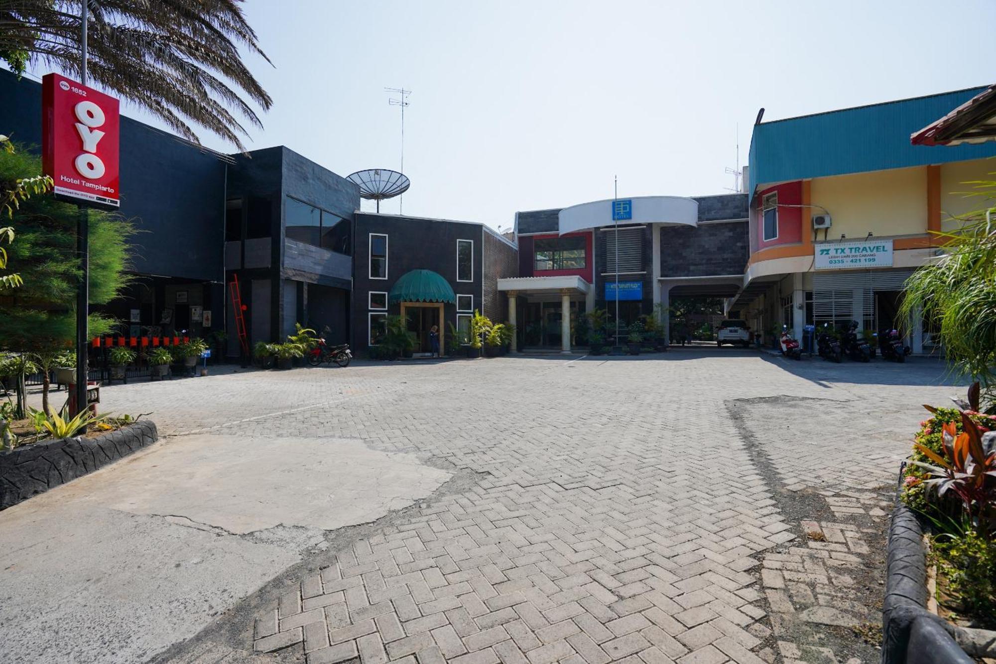 Oyo 1652 Hotel Tampiarto Probolinggo Exterior photo